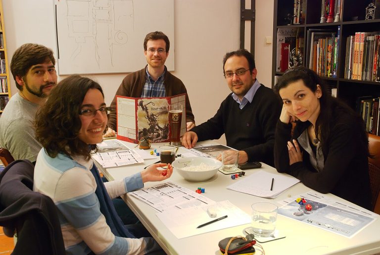 Qué llevar a tu primera partida de rol: guía práctica para jugadores principiantes